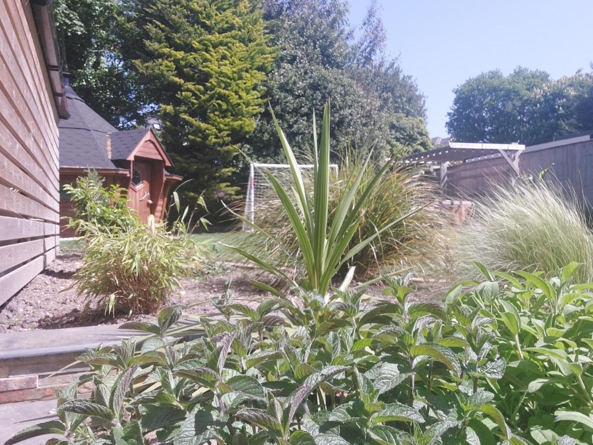 Beach House, With Bbq Lodge And Hot Tub! Bournemouth Dış mekan fotoğraf